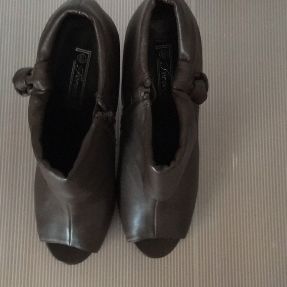 Brand new booties - Picture 4 of 5